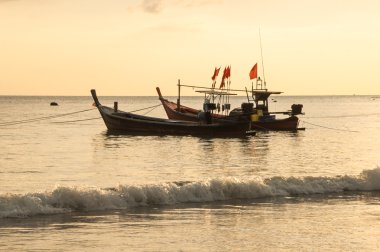 siluet tekne plaj ve günbatımı