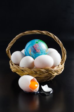 taze yumurta ve siyah arka plan üzerine sepet Top Dünya