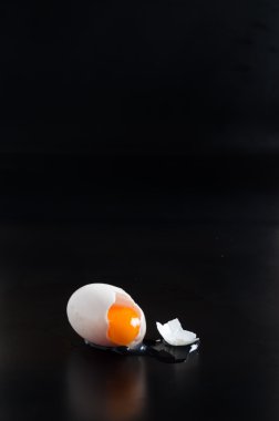 siyah arka plan üzerine izole yumurta