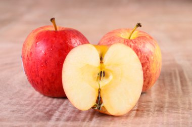 ahşap arka plan üzerinde elma