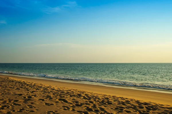 Tropical white sand beach and blue sky — Stock Photo, Image