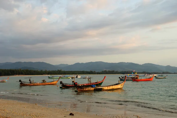 Barco en la playa y el cielo — Foto de Stock