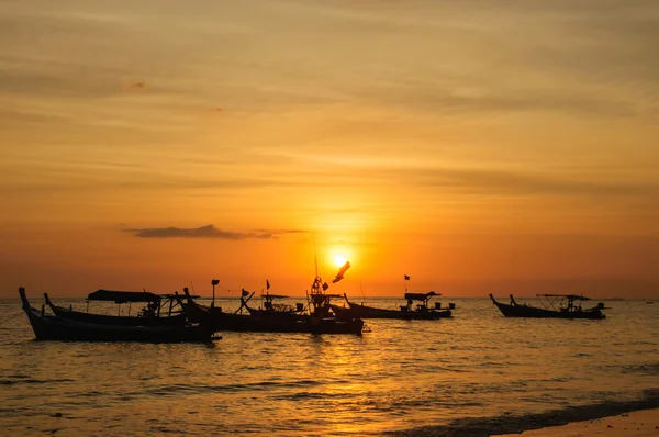 Silueta barco en la playa y puesta de sol — Foto de Stock