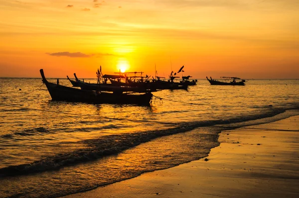 Silhouette bateau à la plage et au coucher du soleil — Photo