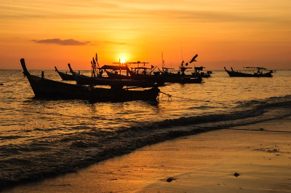 Силуетний човен на пляжі і заході сонця — стокове фото