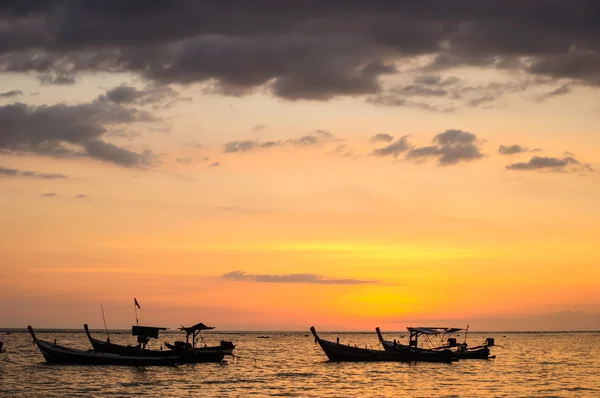 Barco silhueta na praia e pôr do sol — Fotografia de Stock