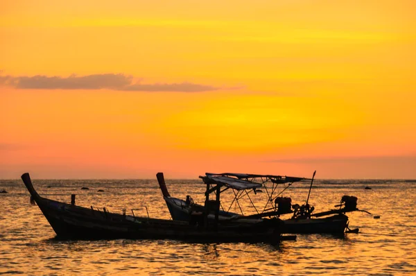 Silhouette boat at beach and sunset — Stock Photo, Image