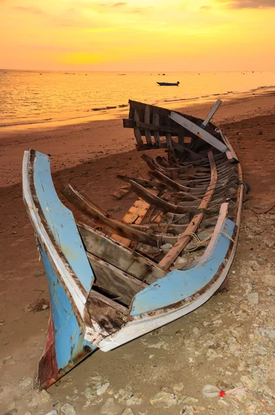Plaj ve gün batımı tekne — Stok fotoğraf