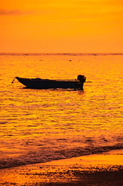 Barco silhueta na praia e pôr do sol — Fotografia de Stock