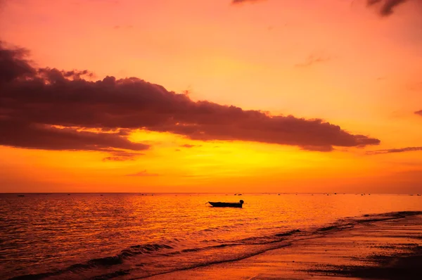 Puesta de sol en la playa con hermoso cielo —  Fotos de Stock