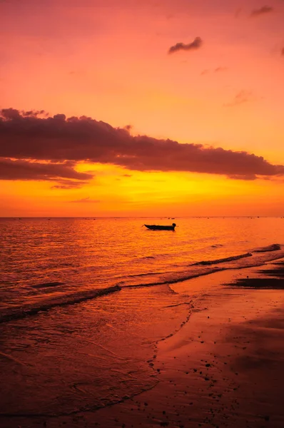 Pôr do sol na praia com céu bonito — Fotografia de Stock