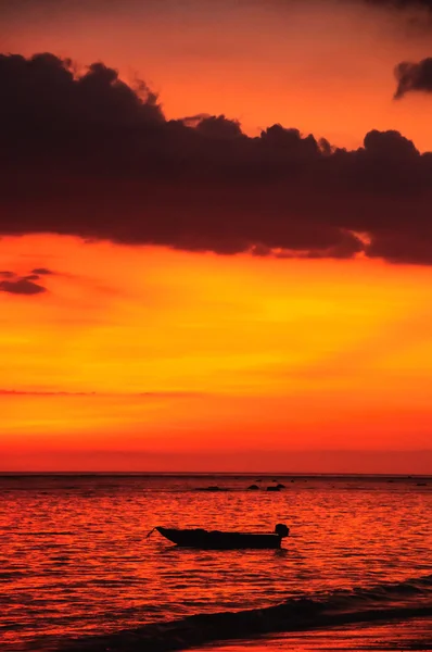 Solnedgång på stranden med vacker himmel — Stockfoto