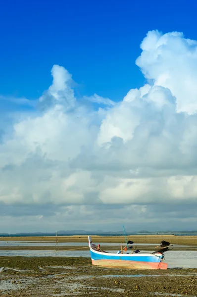 Praia e céu azul — Fotografia de Stock