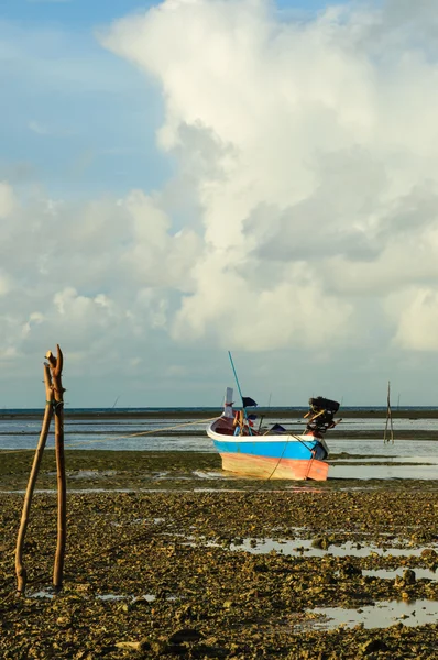 Strand en blauwe hemel — Stockfoto