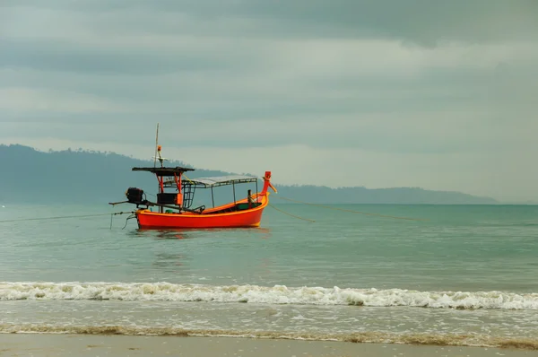 Bateau à la plage et coucher de soleil — Photo