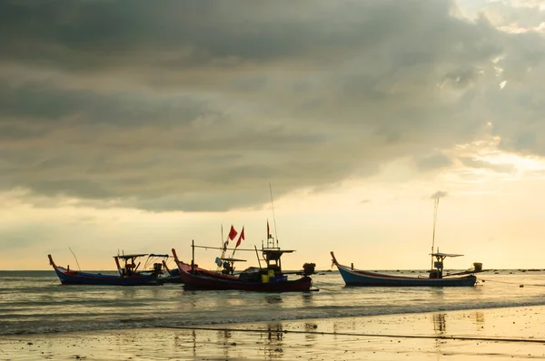 Silhouette Boot am Strand und Sonnenuntergang — Stockfoto