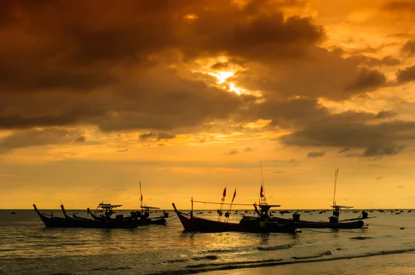 Silhouet boot op strand en zonsondergang — Stockfoto