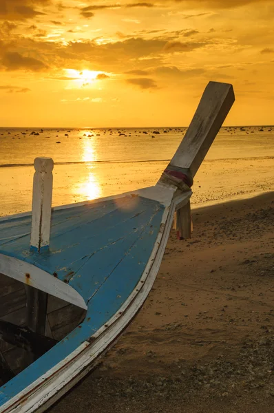 Siluet tekne plaj ve günbatımı — Stok fotoğraf