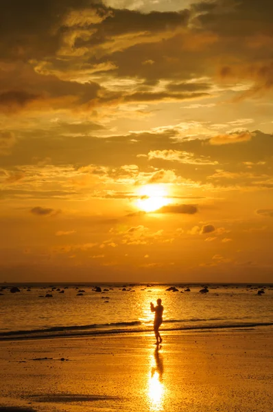 Silhouette at beach and sunset — Stock Photo, Image