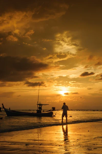 Silueta barco en la playa y puesta de sol —  Fotos de Stock