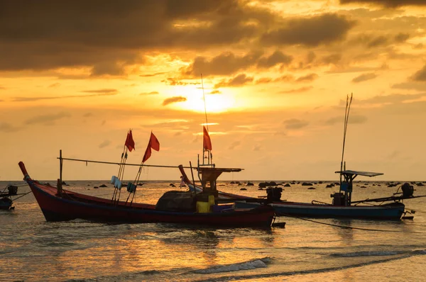 Silhouette boat at beach and sunset — Stock Photo, Image