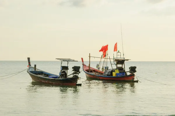 Barco silhueta na praia e pôr do sol — Fotografia de Stock