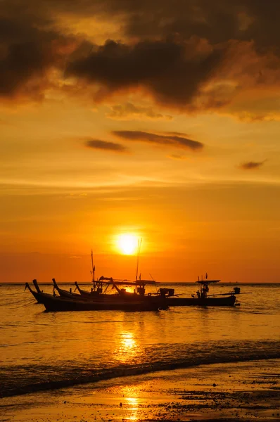 Silueta barco en la playa y puesta de sol —  Fotos de Stock