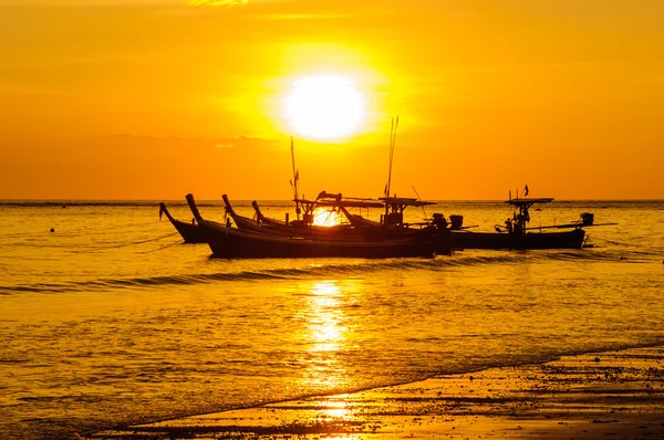 Silhouette bateau à la plage et au coucher du soleil — Photo