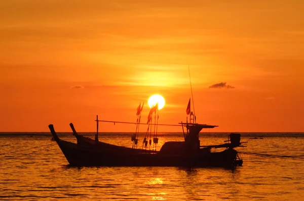 Silueta barco en la playa y puesta de sol —  Fotos de Stock