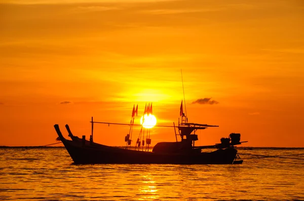 Silueta barco en la playa y puesta de sol —  Fotos de Stock