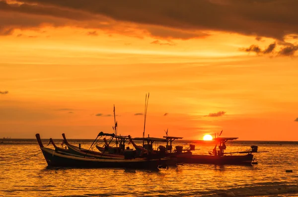 Silueta barco en la playa y puesta de sol — Foto de Stock