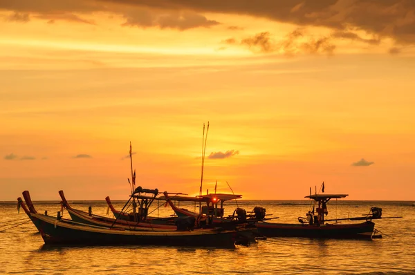 Silueta barco en la playa y puesta de sol —  Fotos de Stock