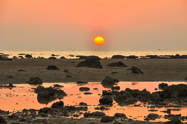 Silhouette red sky over a rocky seashore. Sunset landscape — Stock Photo, Image