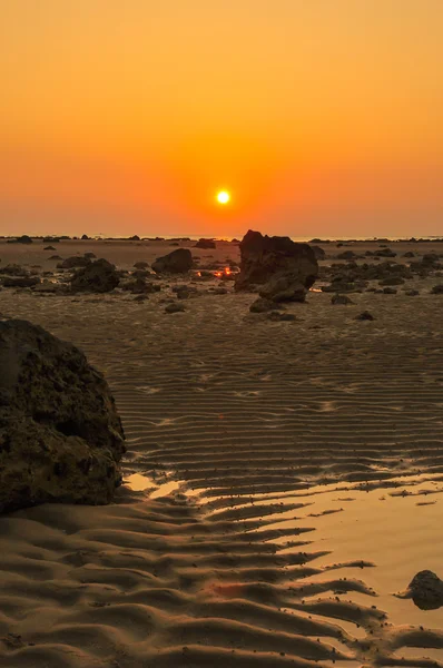 Silhouette sunset on the beach with beautiful sky — Stock Photo, Image