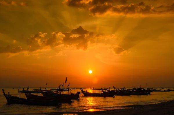 Boat at beach and sunset — Stock Photo, Image