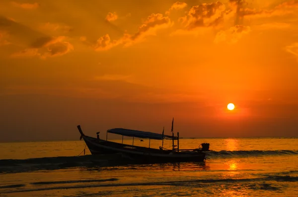 Boot am Strand und Sonnenuntergang — Stockfoto