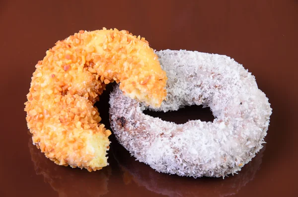 Anillo de azúcar Donut sobre un fondo marrón — Foto de Stock
