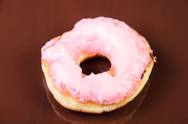 Anillo de azúcar Donut sobre un fondo marrón — Foto de Stock