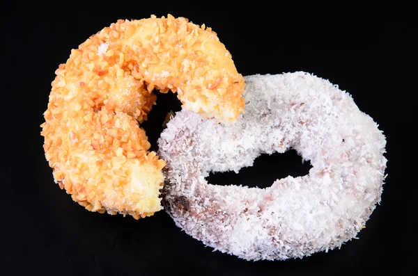 Anillo de azúcar Donut sobre un fondo negro — Foto de Stock
