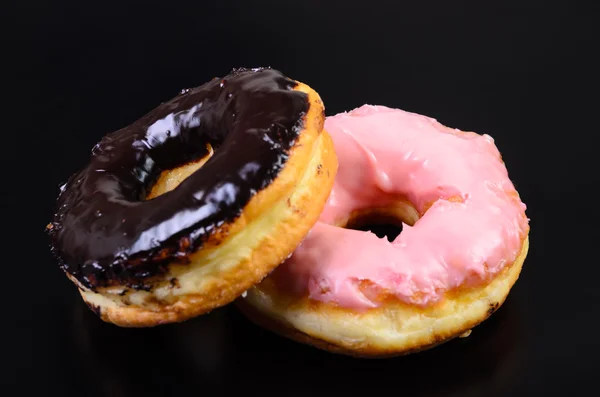 Anillo de azúcar Donut sobre un fondo negro — Foto de Stock