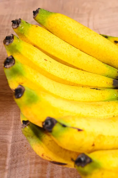Čerstvých banánů na dřevěné pozadí — Stock fotografie