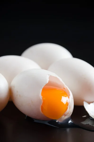 Eieren geïsoleerd op zwarte achtergrond — Stockfoto