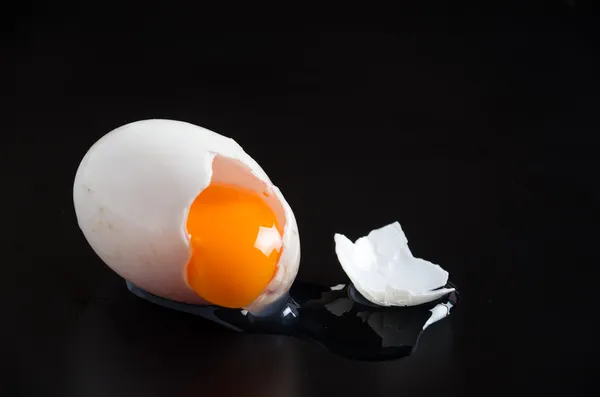 Eieren geïsoleerd op zwarte achtergrond — Stockfoto