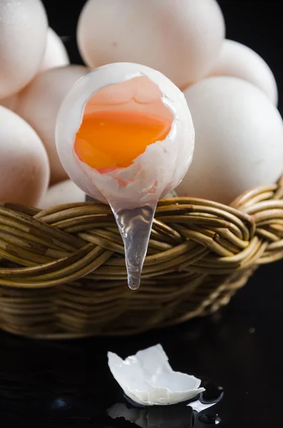 Verse eieren in een mand op zwarte achtergrond — Stockfoto