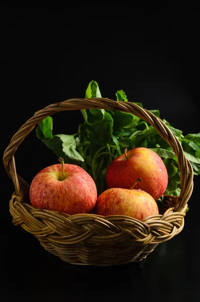 Manzana y asiática en cesta sobre fondo negro — Foto de Stock