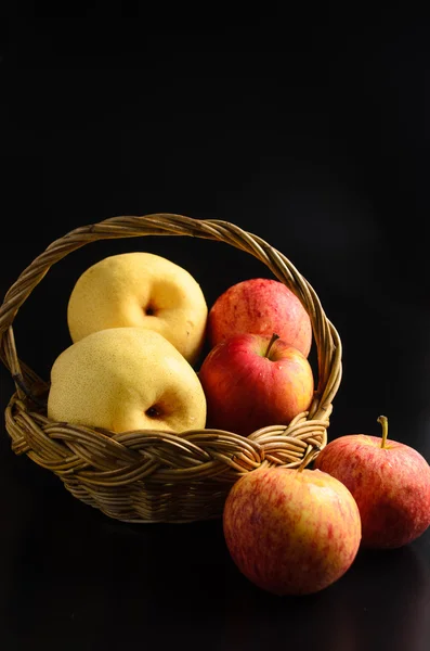 Pommes dans le panier sur un fond noir — Photo