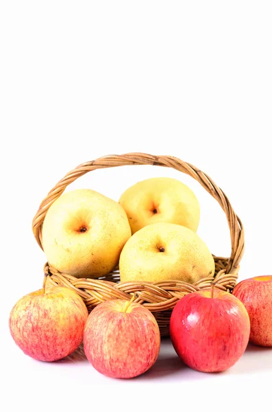 Pommes dans le panier sur un fond blanc — Photo