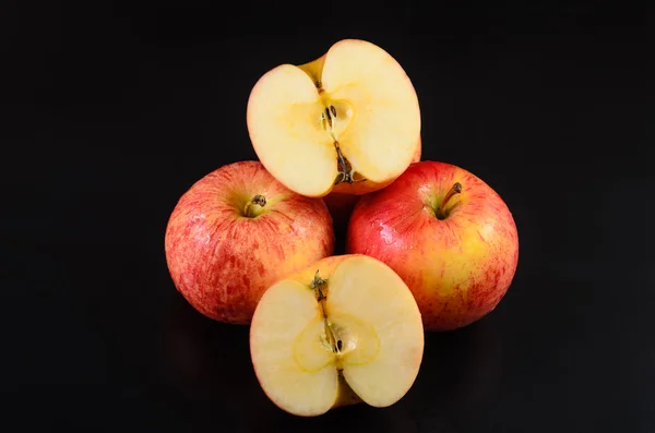 Äpfel auf schwarzem Hintergrund — Stockfoto