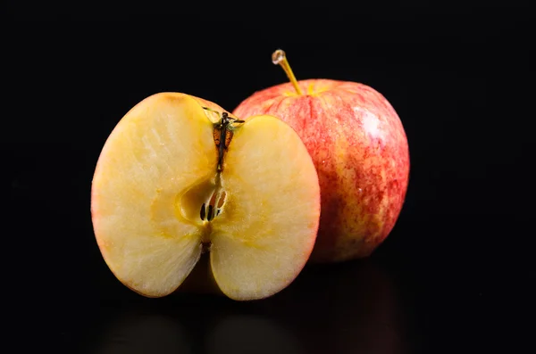 Äpfel auf schwarzem Hintergrund — Stockfoto