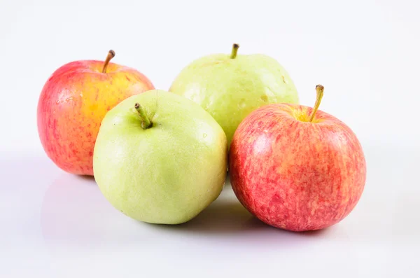 Guava e mele su sfondo bianco — Foto Stock